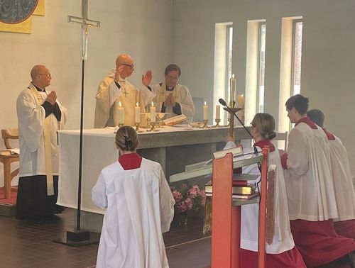 Folket i den gudstjänstfirande församlingen