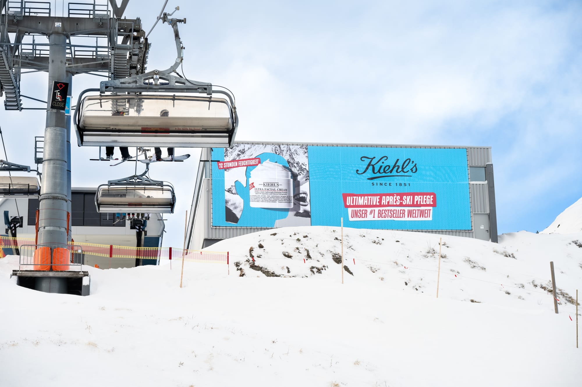Kiehl's out-of-home advertising and skin experience stand in an Austrian ski resort