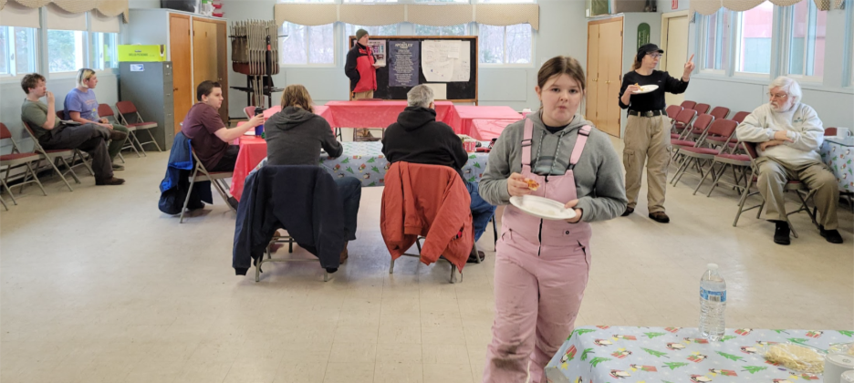 A child holding a plate in a room

AI-generated content may be incorrect.
