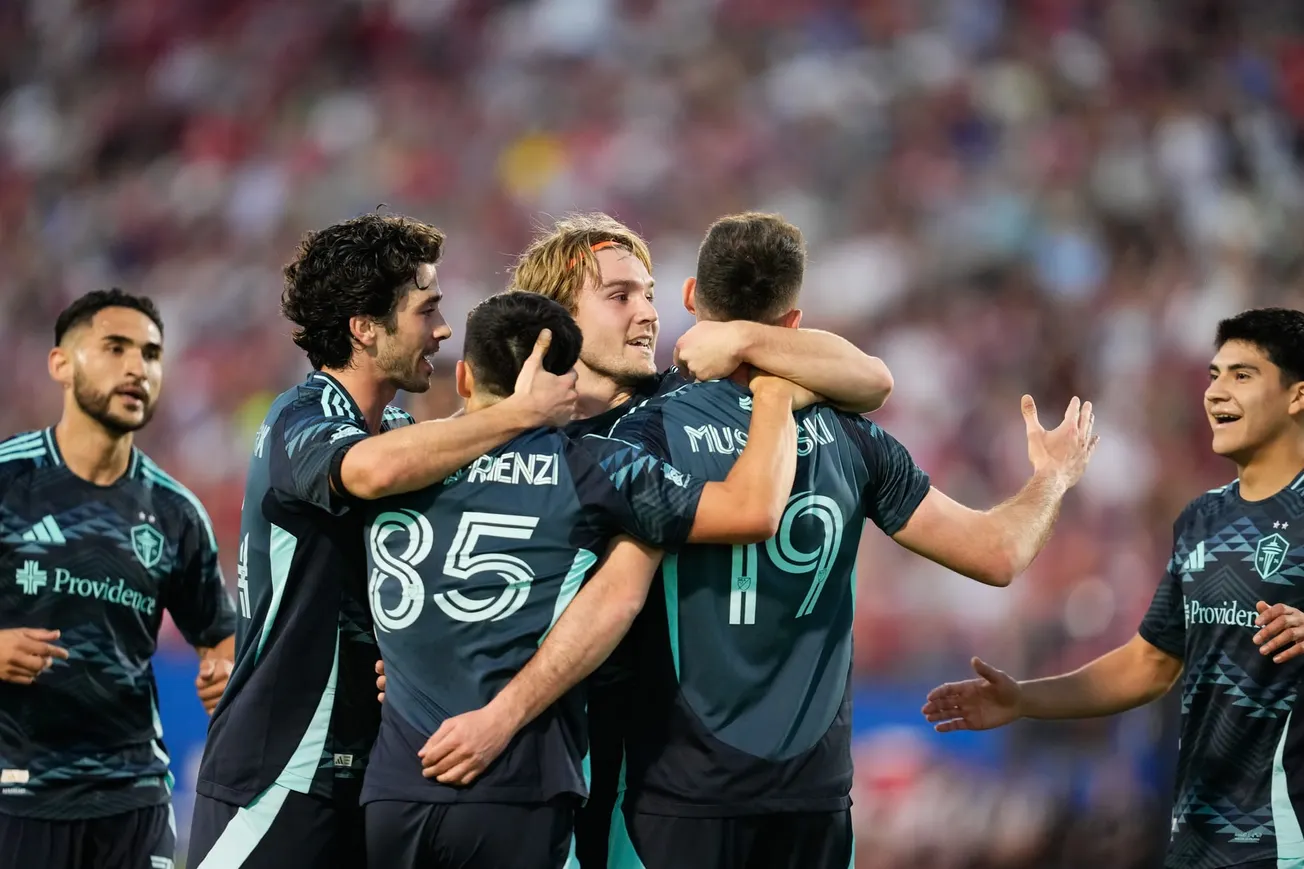 Zoomed N: Seattle Sounders with Sounder At Heart