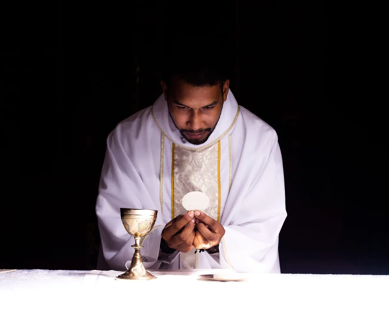 The Irreplaceable Eucharist in a Digital Age