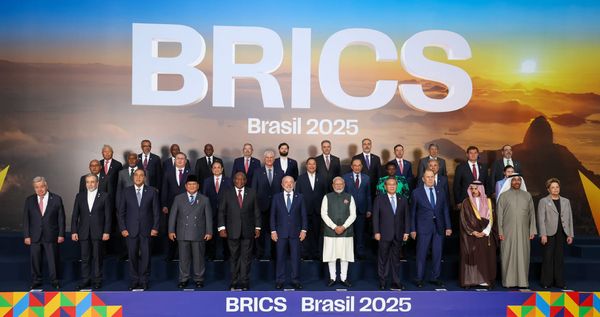 Fotografia oficial da Cúpula do BRICS Brasil 2025, mostrando dezenas de líderes mundiais posando para foto em grupo. Ao centro, figuras como Lula, Narendra Modi e Cyril Ramaphosa.