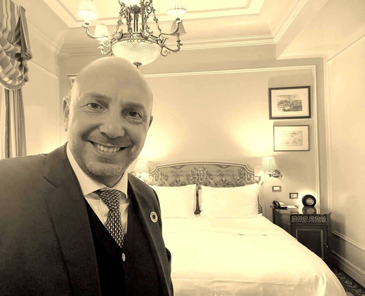 Η απατηλή λάμψη της πολυτέλειας στο κέντρο της Αθήνας