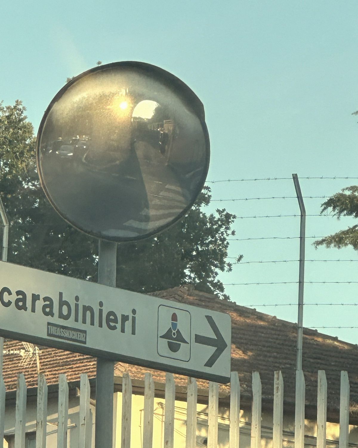 №050 — Convex mirror + Carabinieri sign