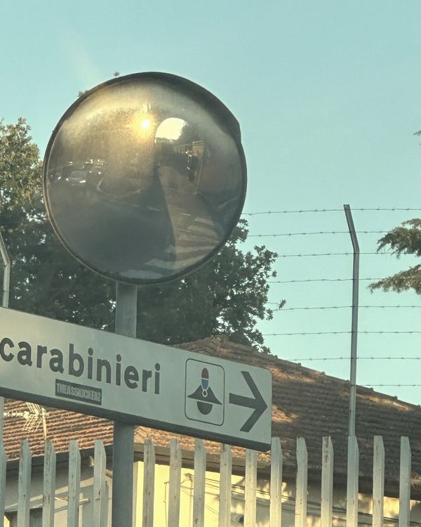 №050 — Convex mirror + Carabinieri sign