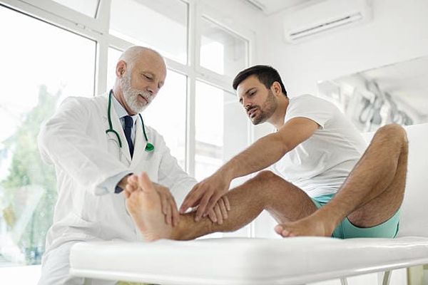 examen par un médecin d'une possible bursite au pied