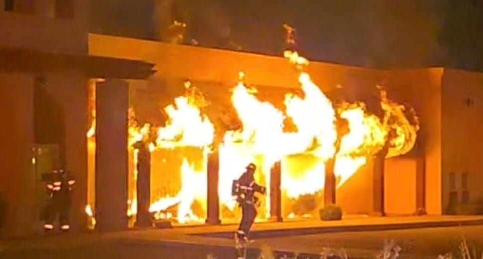 Firefighters contain blaze at commercial building on Avenida de Mesilla