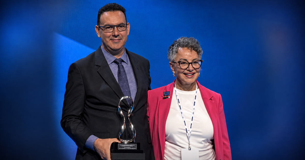 DACC professor Elmer González receives international dental hygiene award