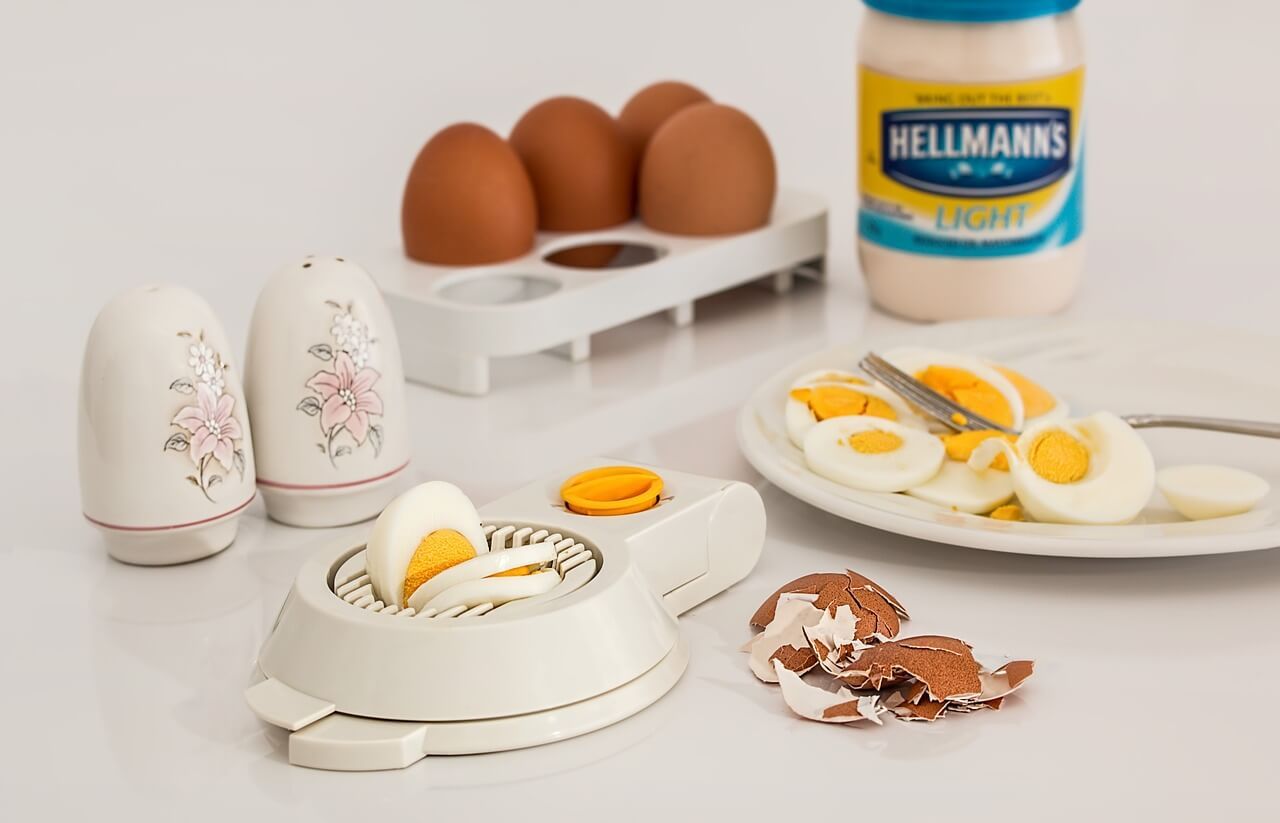 Micro-Guide to Different Types of Egg Slicers: Features & Benefits