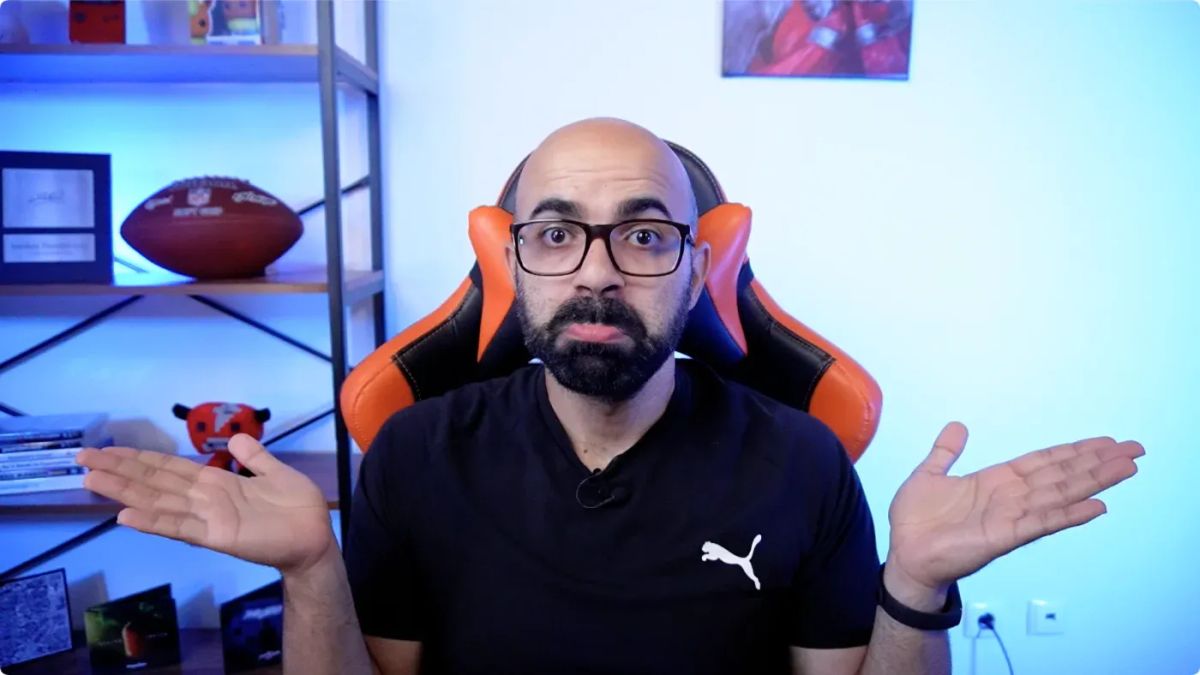 Tiago making a doubt face with both hands in the air.