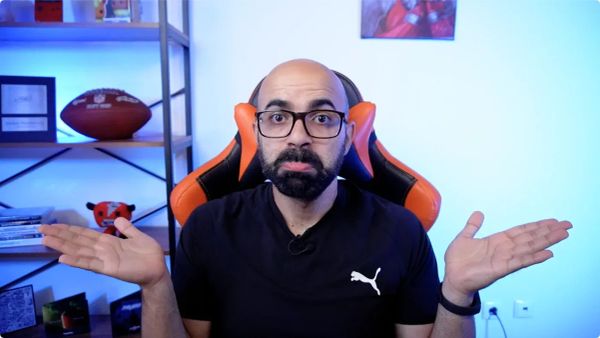 Tiago making a doubt face with both hands in the air.