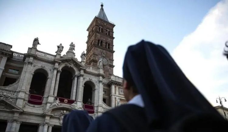 与枷锁共舞：女性在天主教会的几千年