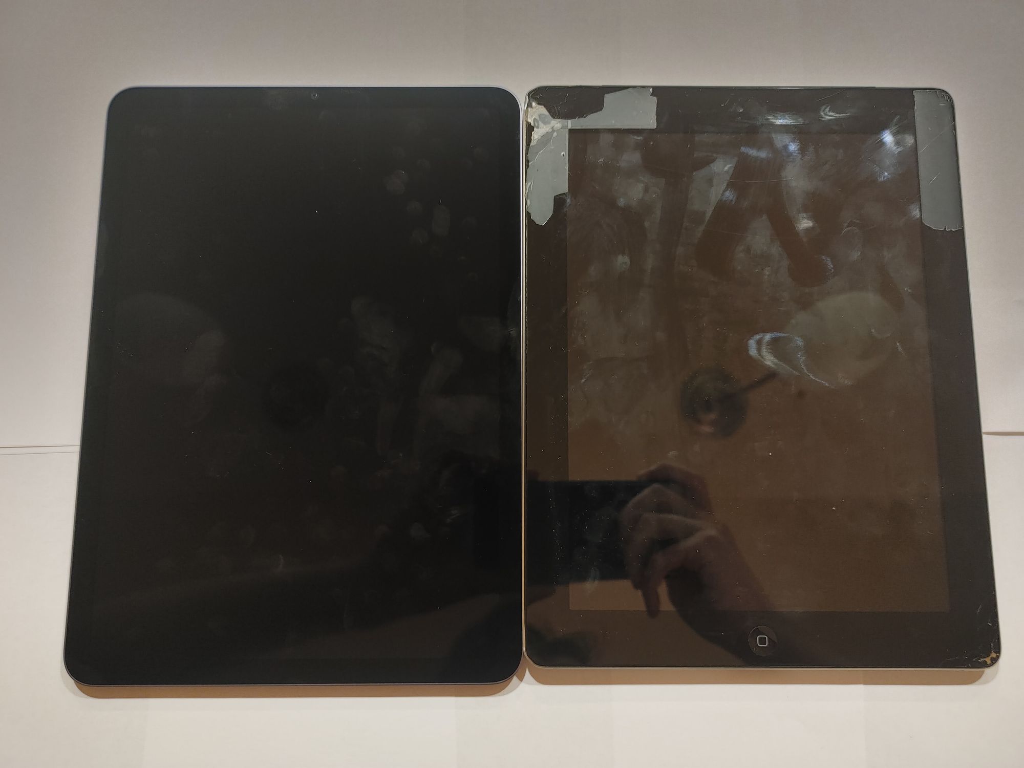 Front of iPad Air 5 (left) and iPad 2 (right).