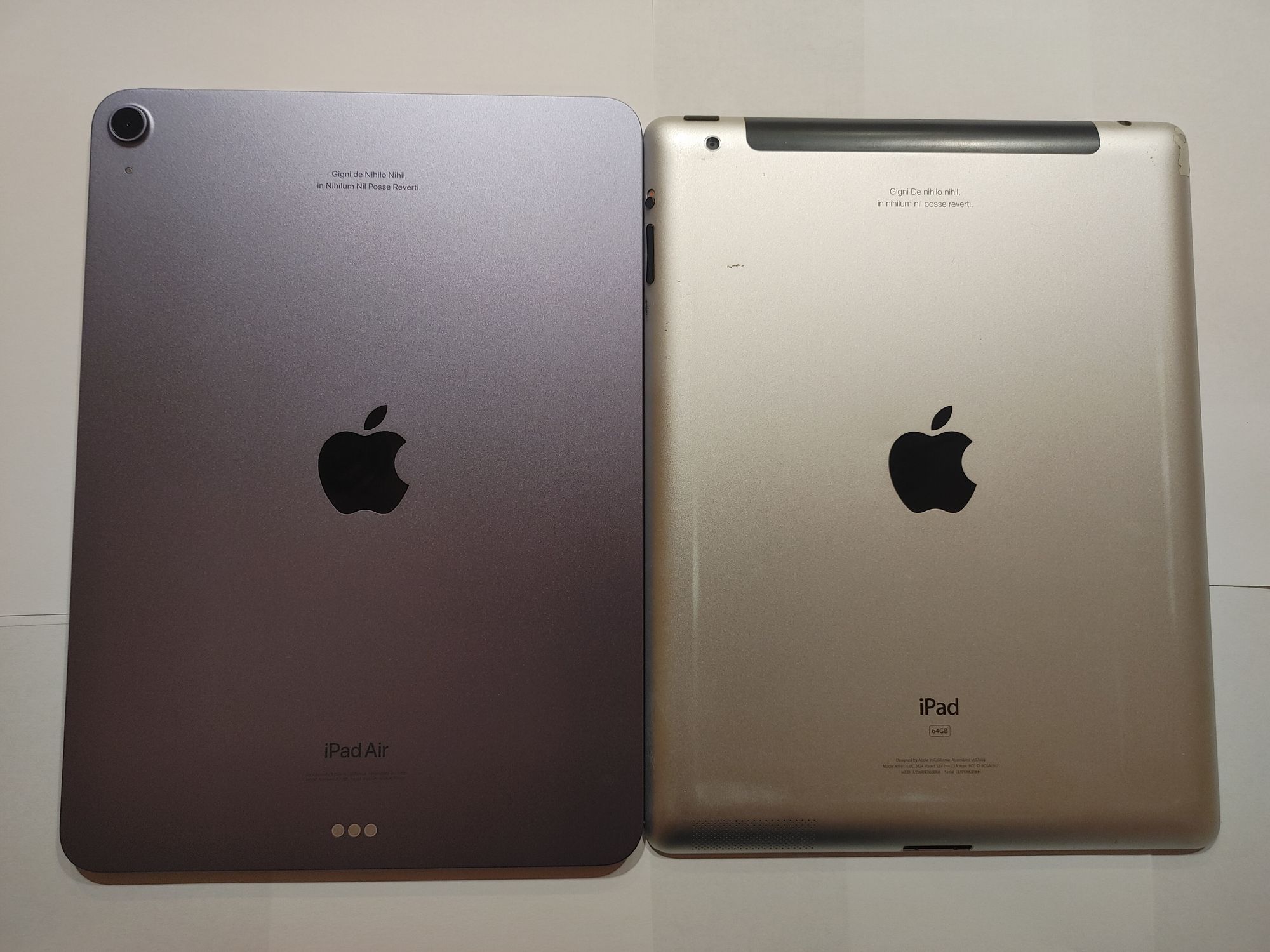 Back side of iPad Air 5 (left) and iPad 2 (right).