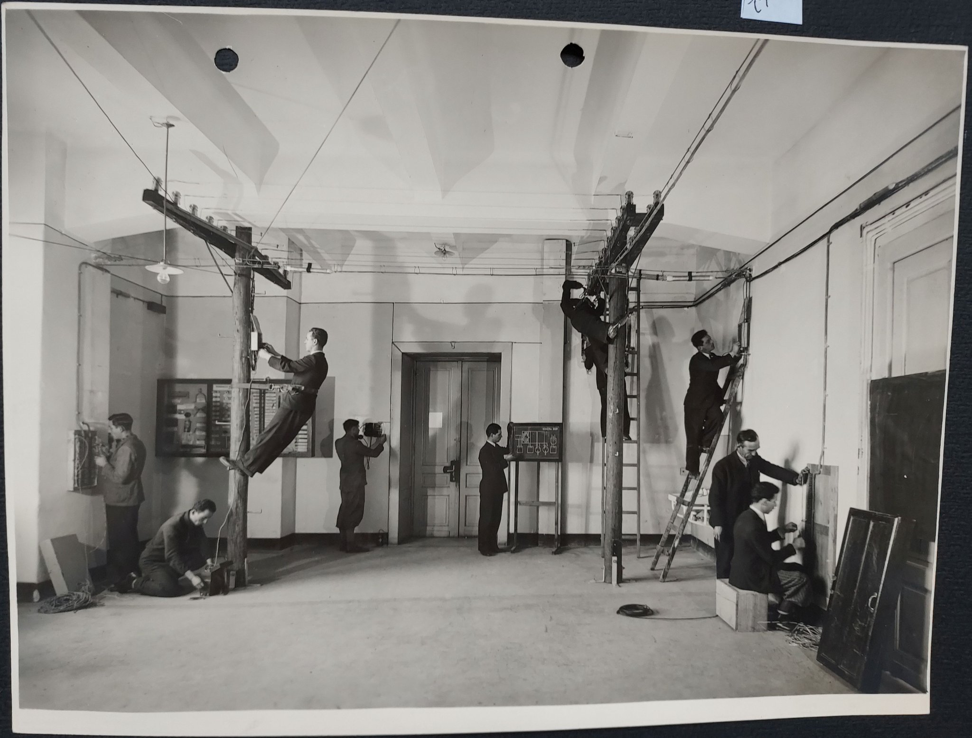 1930 - Cursuri de instruire a personalului tehnic Societatea Anonima Romana de Telefoane, anii 30', Sursa Arhivele Nationale ale Romanie.png