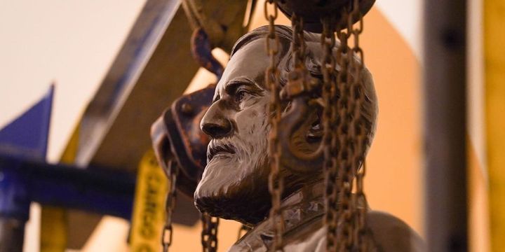 A statue of Lee with his head in chains.