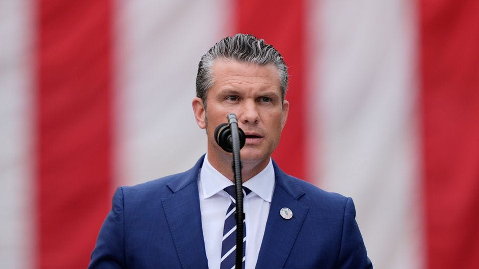 Pete Hegseth beordert weltweit Hunderte Generäle und Admirale in die USA  zurück, um über »Kriegergeist« der Armee zu sprechen - DER SPIEGEL