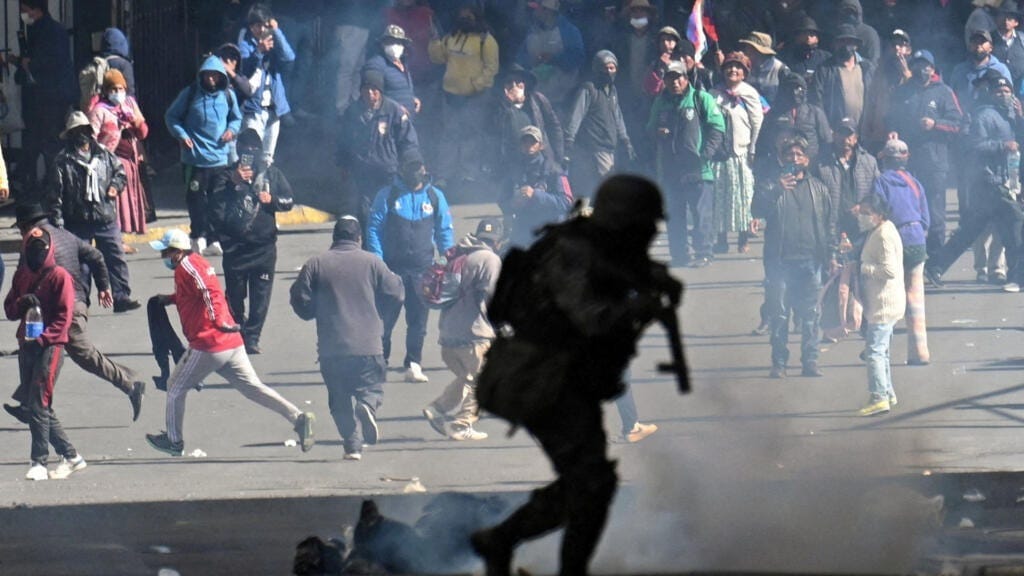 Bolivian leader's move to slash own salary fails to appease protesters in La Paz - France 24 Bolivian leader's move to slash own salary fails to appease protesters in La Paz - France 24