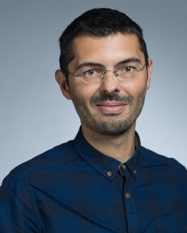 Immobilité apparente et tentation de fuir l'érosion du temps chez Michaël Uras: «La maison à droite de celle de ma grand-mère»