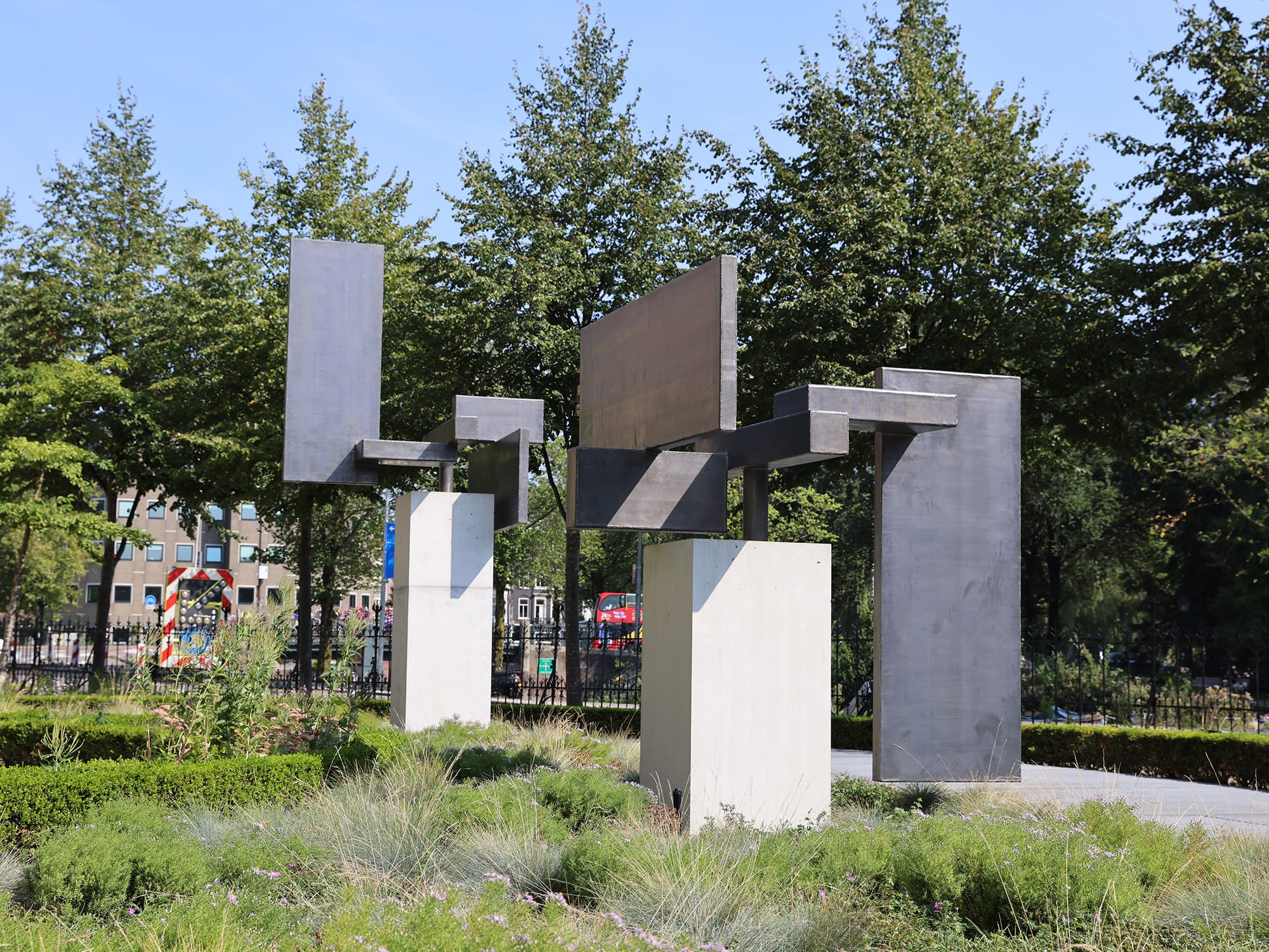 Carel Visser, Signal 1 and 2 in the gardens of the Rijksmuseum