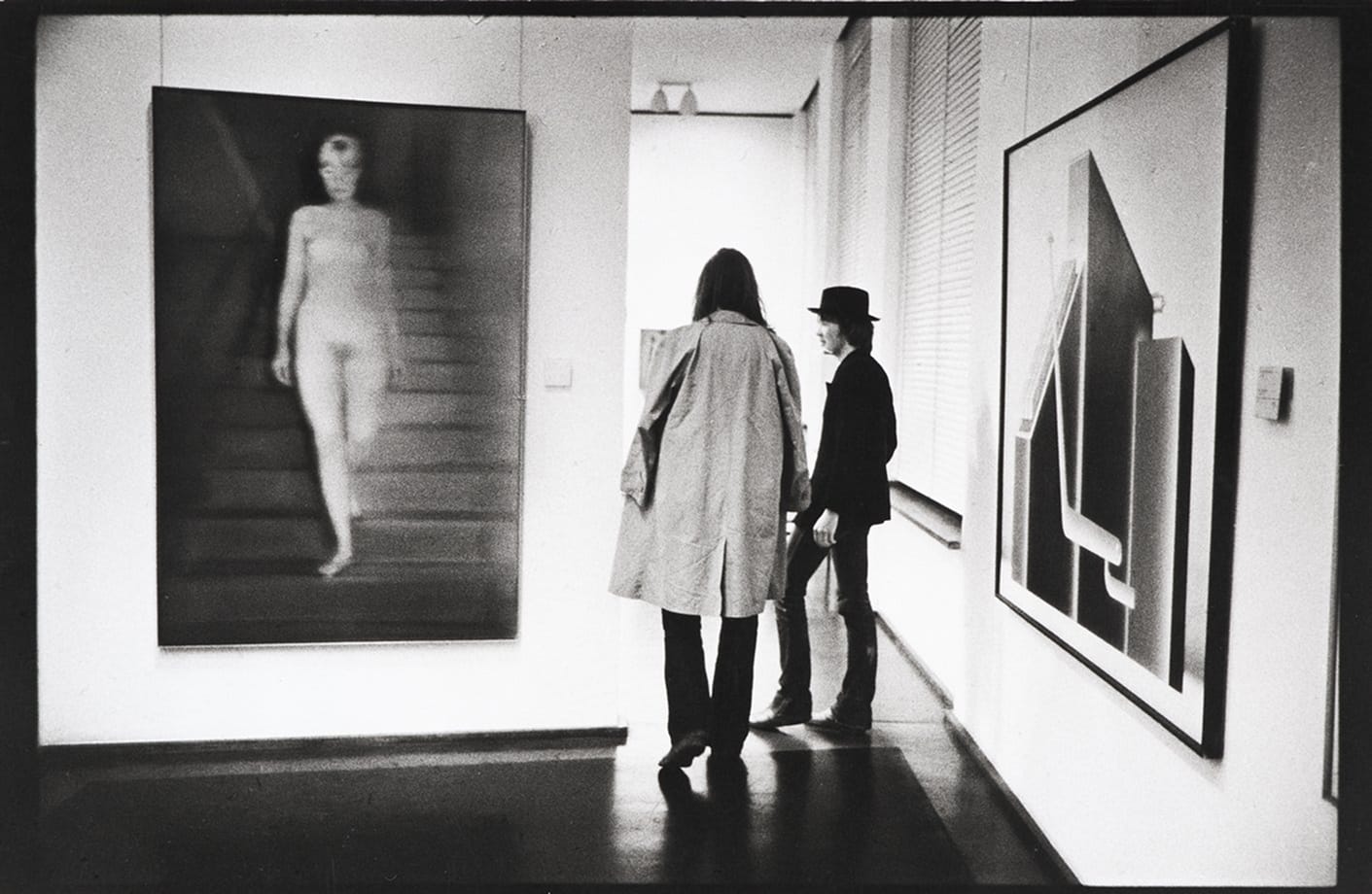 Evelyn Richter, Vor Gerhard Richters „Ema“ (Akt auf einer Treppe), 1966 und Konrad Klaphecks „Der Diktator“, 1967/70.