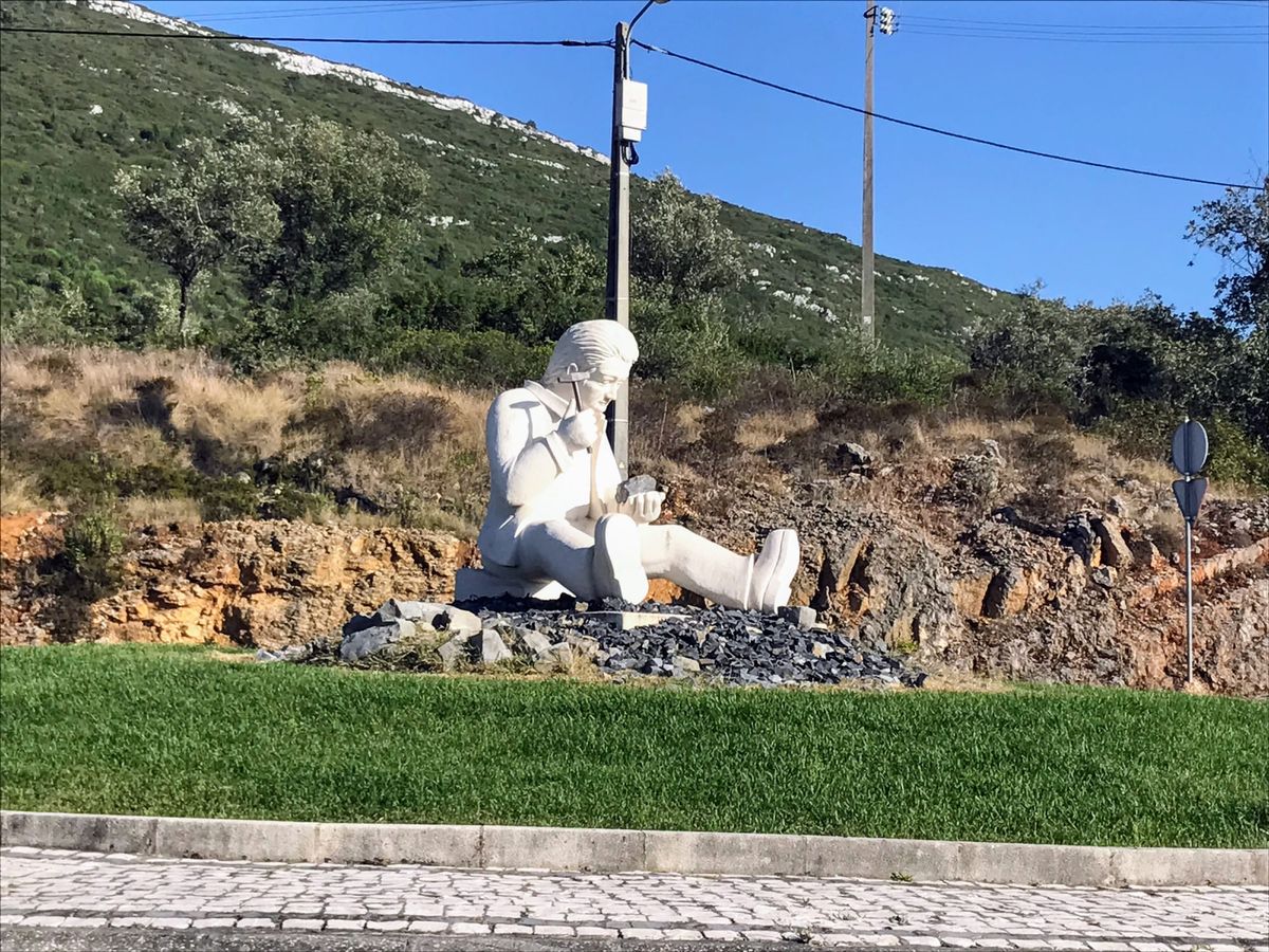 Alqueidão da Serra小鎮中心的碎石技師雕像