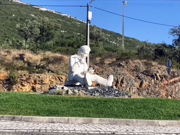 Alqueidão da Serra小鎮中心的碎石技師雕像