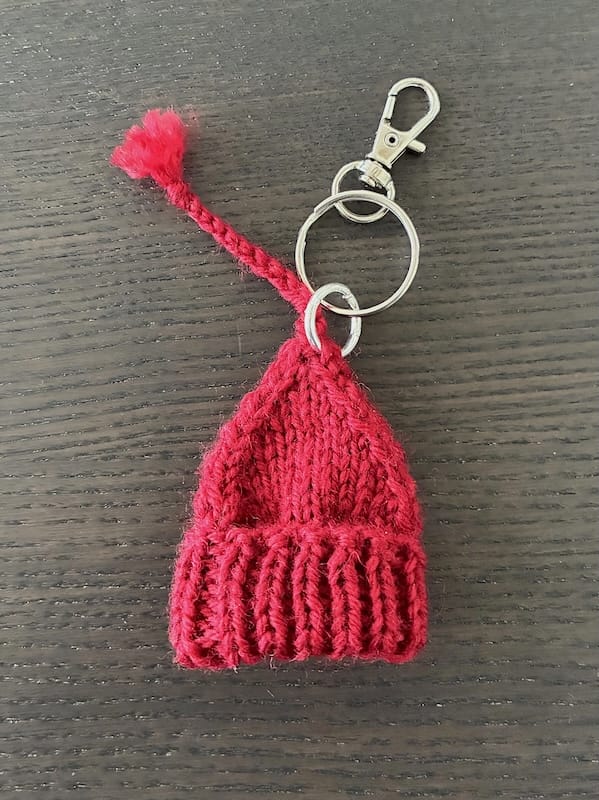 A miniature version of the Melt the Ice hat is attached to a keychain.