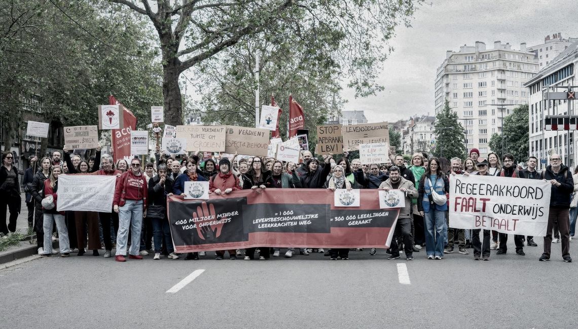 Betogers met spandoeken tijdens de actie tegen de besparingen op de levensbeschouwelijke vakken, Brussel, 12 mei 2026.