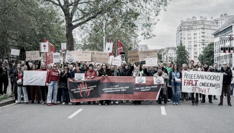 Betogers met spandoeken tijdens de actie tegen de besparingen op de levensbeschouwelijke vakken, Brussel, 12 mei 2026.