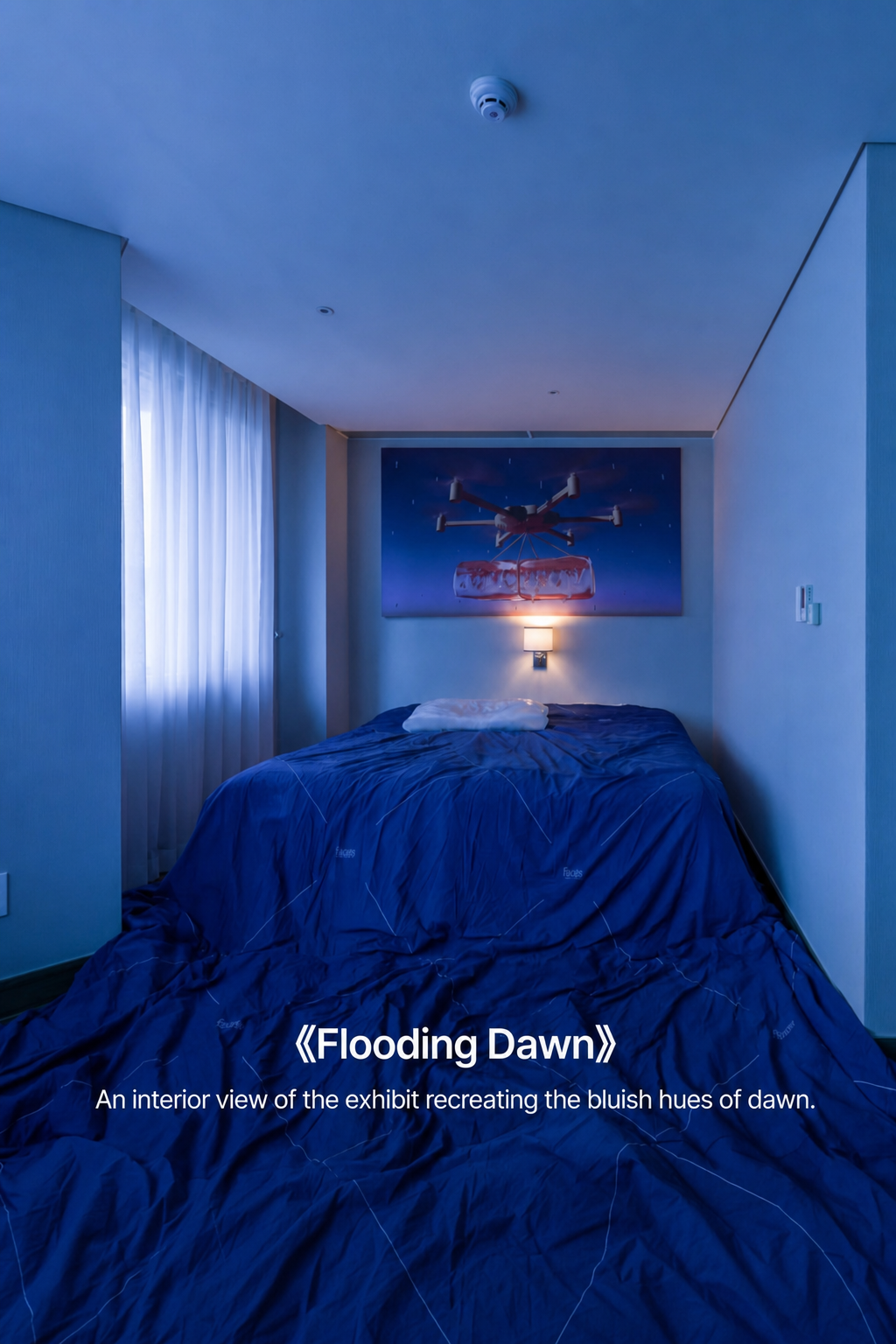 Dear Klairs Artist Prize — 《Flooding Dawn》 — منظر داخلي للمعرض يستعيد ألوان الفجر الزرقاء