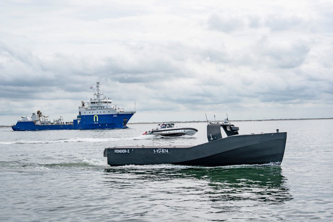 Marine toont praktijk: drones in formatie op zee