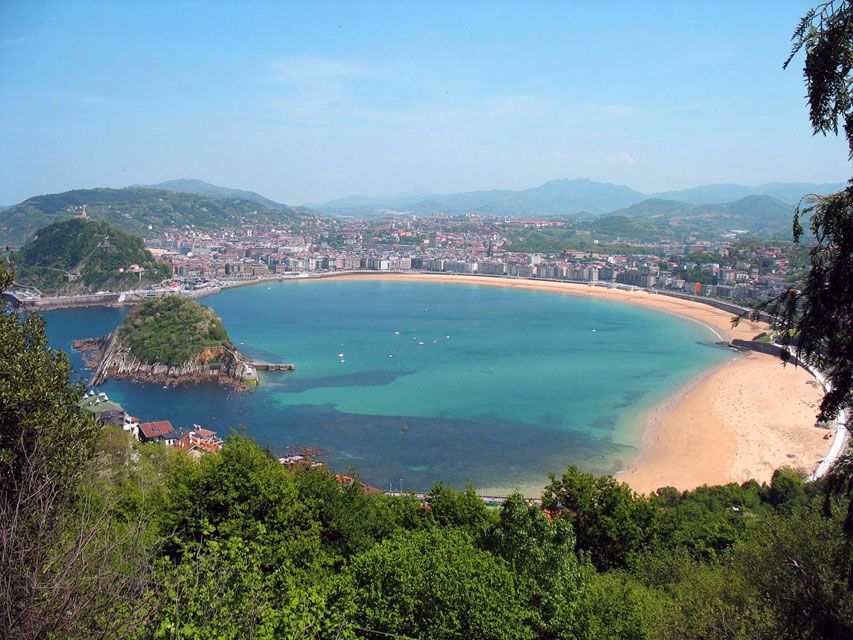 La baia di La Concha a San Sebastian.