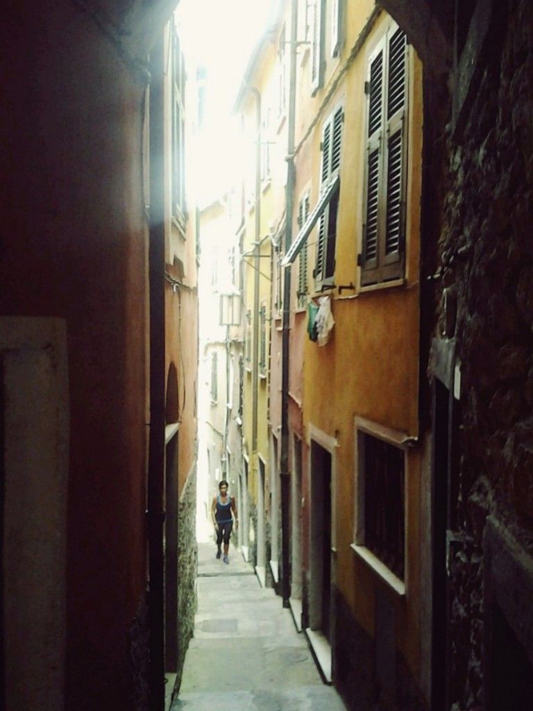 La via dove vive la compagna d'avventure e viaggi D.