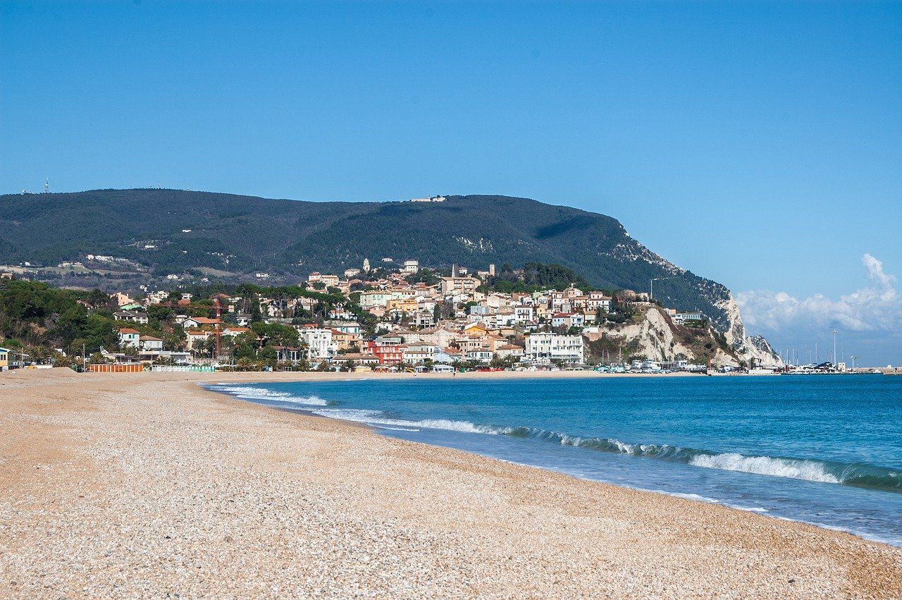 vacanze al mare sirolo riviera del conero marche