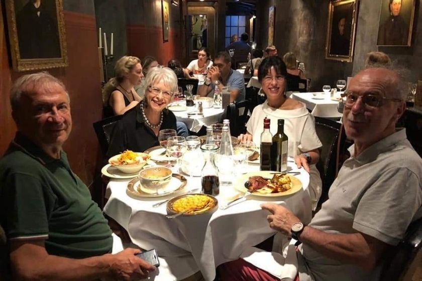 alt Niente-di-meglio-che-condividere-un-buon-pasto-locale-con-i-tuoi-partner-di-HomeExchange, title Niente-di-meglio-che-condividere-un-buon-pasto-locale-con-i-tuoi-partner-di-HomeExchange