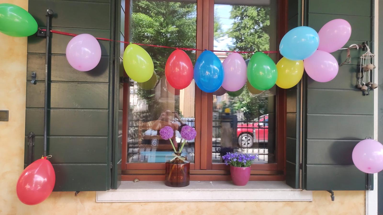 Open Day a porte aperte di HomeExchange: finestra con palloncini