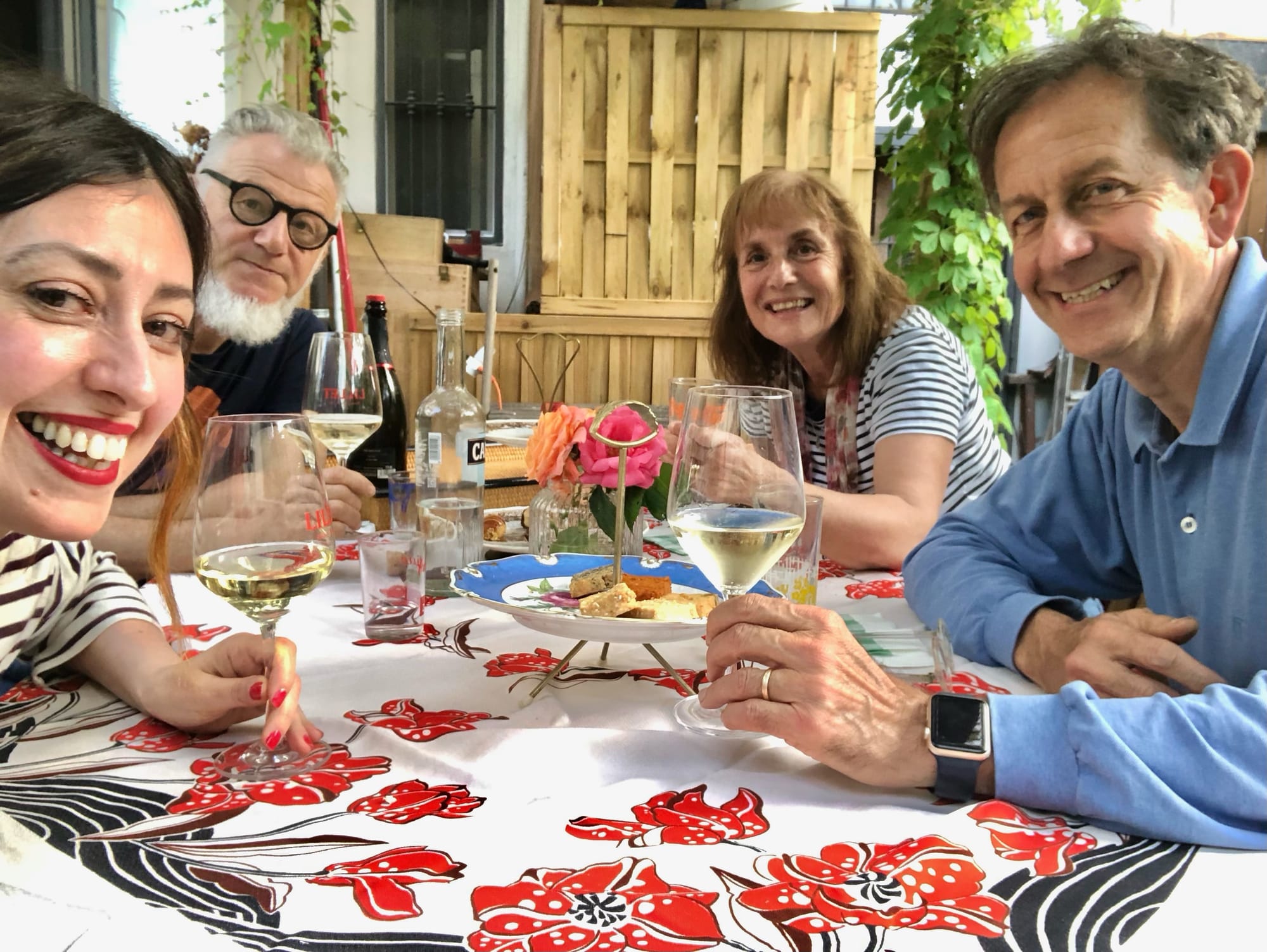 Open Day a porte aperte: host e ospiti intorno a un tavolo.