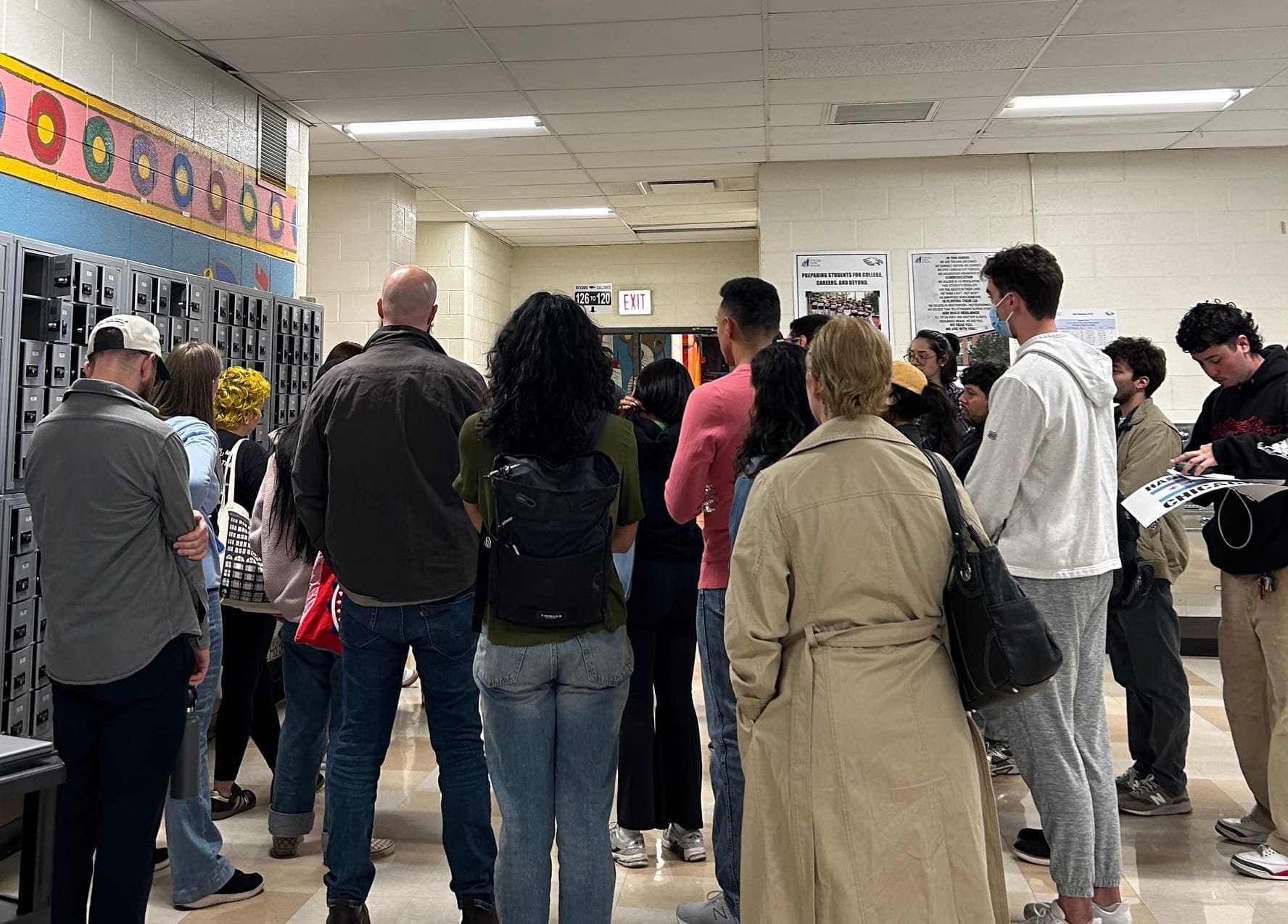 Pilsen neighbors gather for migra watch and rapid response training | Lauren Neher/15 West