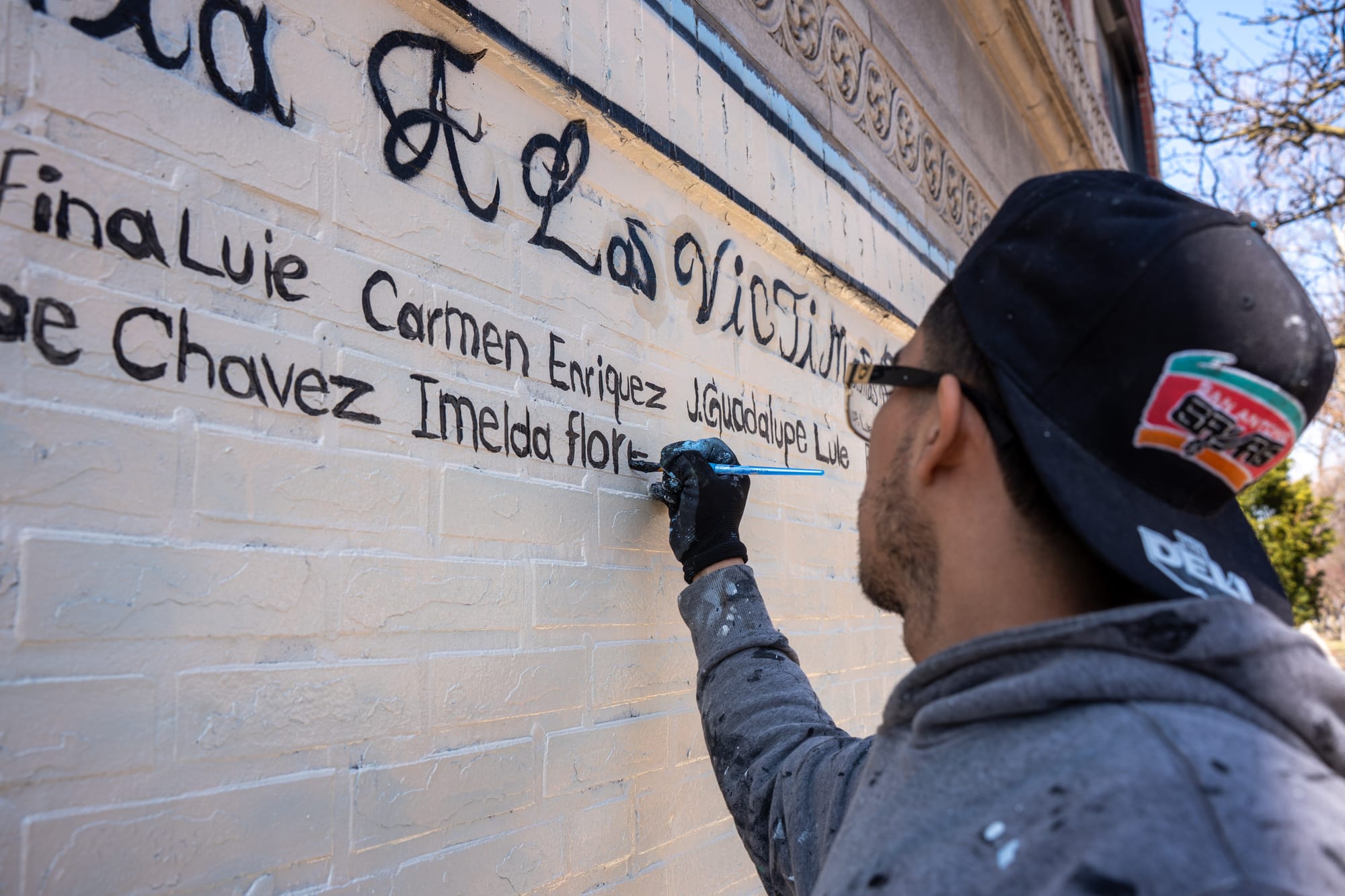 Cortina paints names for the “En Memoria a las Víctimas de Cáncer” mural at 26th Street and Drake Avenue on March 21, 2026, in Little Village. | Araceli Ramirez/15 West