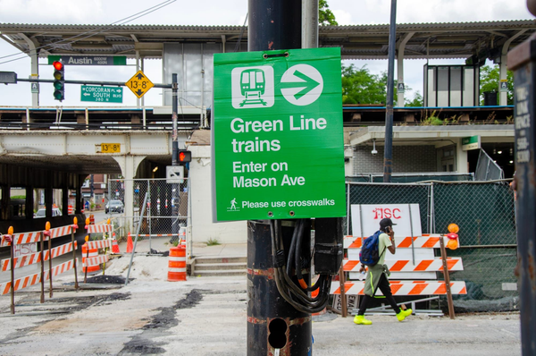 Construcción en la Estación Austin Fuerza Pasajeros a Caminar una Cuadra Extra