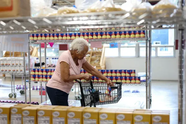 Ante los recortes en los beneficios de SNAP, las despensas de alimentos enfrentan una mayor demanda