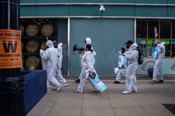 La Comunidad de Pilsen detuvo la demolición del Fisk. Ocho meses después, exigen respuestas.