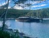 KAOS NA ZAŠTIĆENOM OTOKU Jahta od 52 metra potpuno blokirala uvalu na Šćedru, građani bijesni: "Što je sljedeće, nosač zrakoplova na plaži?!"