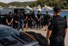 FILMSKA AKCIJA NA HVARU Besposlene i nasilne lijenčine gliserom stigli na otok kako bi napali sezonske radnike!
