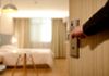 Čeh pokrao hotelsku sobu, ulovio ga Belgijac, pa ga turisti sami ulovili i predali policiji