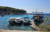 SUTIVAN POD PRITISKOM TURIZMA: Mještani upozoravaju na ugrožavanje sigurnosti i okoliša u uvali Likva - "Jesu li ovi pontoni legalni?"