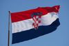U Puli gađala hrvatsku zastavu kamenjem pa zaradila kaznenu prijavu