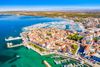 SUNČANO I VRUĆE NA JADRANU: Ujutro podno Velebita olujna bura, poslijepodne slabljenje vjetra
