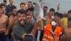 Skupina muškaraca pozirala s dupinom na plaži. Španjolska eko udruga: "Ubili su ga migranti, izvukli iz mora i udarili štapom po glavi"